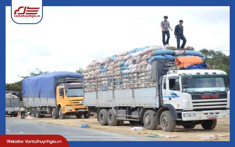 Trong giao thông đường bộ, tải trọng là gì và cách phân biệt với trọng tải là kiến thức cơ bản mà bất kỳ tài xế hay chủ phương tiện nào cũng nên nắm rõ. Hiểu đúng về tải trọng không chỉ giúp bạn sắp xếp hàng hóa hợp lý, tránh vi phạm quy định mà còn góp phần đảm bảo an toàn cho chính mình và mọi người trên đường. Bài viết dưới đây sẽ giúp bạn giải thích rõ ràng hai khái niệm này cùng các quy định xử phạt mới nhất để bạn luôn yên tâm khi lưu thông. Tải trọng là gì? Theo Thông tư 12/2025/TT-BXD (có hiệu lực từ 01/07/2025), tải trọng xe là khối lượng tối đa cho phép của hàng hóa, hành khách và các vật dụng khác được xếp trên phương tiện khi lưu thông trên đường bộ, không bao gồm khối lượng bản thân xe. Mỗi loại xe sẽ có giới hạn tải trọng khác nhau, được xác định dựa trên thiết kế kỹ thuật và quy định pháp luật. Thông tin tải trọng thường được ghi rõ trong giấy chứng nhận kiểm định hoặc tem dán tải trọng trên thân xe. Việc tuân thủ đúng tải trọng không chỉ đảm bảo an toàn giao thông và bảo vệ kết cấu hạ tầng đường bộ, mà còn giúp tránh các mức xử phạt khi vi phạm quy định về quá tải. Tải trọng và trọng tải khác nhau như thế nào? Trong giao thông đường bộ, trọng tải và tải trọng là hai khái niệm khác nhau nhưng thường bị nhầm lẫn. Tải trọng xe là khối lượng hàng hóa, hành khách và các vật dụng khác mà phương tiện được phép chở tối đa theo thiết kế và quy định pháp luật, không bao gồm khối lượng của bản thân xe. Ngược lại, trọng tải xe là tổng khối lượng thực tế của phương tiện khi đang lưu thông, bao gồm cả khối lượng bản thân xe (trọng lượng không tải) cộng với khối lượng hàng hóa, hành khách, nhiên liệu và các vật dụng đi kèm. Ví dụ: Một xe tải nặng 5 tấn (trọng lượng bản thân) và được phép chở tối đa 3 tấn hàng (tải trọng cho phép). Khi xe chở đúng 3 tấn hàng, trọng tải của xe lúc này sẽ là 5 tấn + 3 tấn = 8 tấn. Tải trọng và trọng tải khác gì nhau Quy định về tải trọng xe Theo Thông tư 12/2025/TT-BXD (có hiệu lực từ 01/07/2025), mỗi loại phương tiện giao thông đường bộ đều có giới hạn tải trọng tối đa dựa trên thiết kế kỹ thuật, loại đường và cầu đường lưu thông. Quy định này nhằm đảm bảo an toàn giao thông, bảo vệ kết cấu hạ tầng và giảm thiểu tai nạn. Tải trọng tối đa thường được ghi rõ trong giấy chứng nhận kiểm định hoặc tem dán tải trọng trên thân xe. Người điều khiển phương tiện phải tuyệt đối tuân thủ mức tải này. Nếu vượt quá tải trọng cho phép, chủ xe và tài xế sẽ bị xử phạt theo quy định pháp luật. Quy định về cách tính tải trọng xe thân rời Xe thân rời là phương tiện có phần đầu kéo và thùng hoặc container tách rời nhau. Tải trọng cho phép của xe thân rời được xác định dựa trên tổng số trục, cụ thể như sau: Tổng số trục Tổng trọng lượng cho phép (tấn) 3 trục ≤ 26 tấn 4 trục ≤ 34 tấn Từ 5 trục trở lên ≤ 40 tấn Ví dụ: Một xe đầu kéo 4 trục (gồm cả đầu kéo và rơ-moóc) có tổng trọng lượng thực tế 33 tấn → xe không vi phạm tải trọng. Nếu tổng trọng lượng là 35 tấn, xe đã vượt tải và có thể bị xử phạt. Quy định về cách tính tải trọng xe thân rời Quy định về cách tính tải trọng xe thân liền Xe thân liền là phương tiện có khung gầm và thùng xe liền khối, không thể tách rời. Tải trọng tối đa được xác định dựa trên tổng số trục như sau: Tổng số trục Tổng trọng lượng cho phép (tấn) 2 trục ≤ 16 tấn 3 trục ≤ 24 tấn 4 trục ≤ 30 tấn 5 trục ≤ 34 tấn Ví dụ: Một xe tải thân liền 3 trục có tổng trọng lượng cho phép 24 tấn. Nếu xe có trọng lượng bản thân 10 tấn, tải trọng chở hàng tối đa sẽ là 24 – 10 = 14 tấn. Quy định về cách tính tải trọng xe thân liền Mức xử phạt đối với xe vượt quá trọng tải là bao nhiêu? Mức độ vi phạm Người điều khiển phương tiện Chủ sở hữu phương tiện Quá tải 10% – 30% 800.000 – 1.000.000 đồng 2.000.000 – 4.000.000 đồng Quá tải >30% – 50% 3.000.000 – 5.000.000 đồng 6.000.000 – 8.000.000 đồng Quá tải >50% – 100% 5.000.000 – 7.000.000 đồng 14.000.000 – 16.000.000 đồng Quá tải >100% – 150% 8.000.000 – 12.000.000 đồng 22.000.000 – 24.000.000 đồng Quá tải >150% 40.000.000 – 50.000.000 đồng 70.000.000 – 75.000.000 đồng Không chấp hành kiểm tra tải trọng hoặc trốn tránh 40.000.000 – 50.000.000 đồng 70.000.000 – 75.000.000 đồng Lưu ý: Người điều khiển phương tiện có thể bị tước GPLX từ 1 – 5 tháng tùy mức vi phạm. Với quy định mới, lỗi quá tải sẽ bị trừ từ 2 đến 6 điểm trên GPLX, tùy theo mức vượt tải. Kết luận Việc nắm rõ khái niệm tải trọng và trọng tải, cách phân biệt giữa hai khái niệm này, cùng các quy định pháp luật về giới hạn và mức xử phạt khi quá tải là điều bắt buộc đối với mọi tài xế và chủ xe. Không chỉ giúp bạn tránh mất tiền oan, tuân thủ tải trọng còn góp phần đảm bảo an toàn giao thông và bảo vệ hạ tầng đường bộ. Nếu bạn cần tư vấn về tải trọng xe, hỗ trợ vận chuyển hàng hóa đúng quy định, hãy liên hệ ngay Vận tải Huỳnh Gia để được hỗ trợ nhanh chóng, chuyên nghiệp và tiết kiệm chi phí.